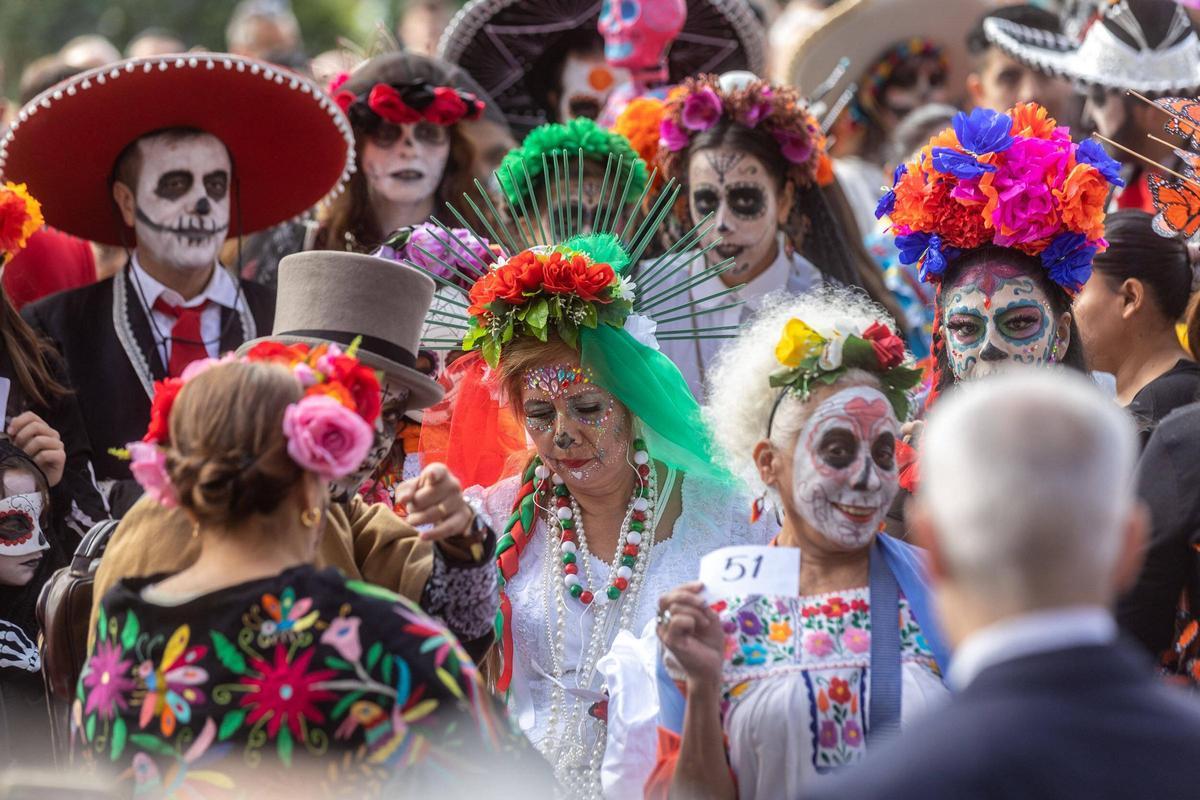 Espectacular desfile de Catrinas por La Rambla