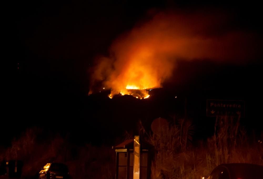 Incendios en Galicia | Un incendio nocturno quema 15 hectáreas en Domaio sobre el puente de Rande