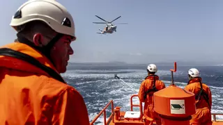 Una luz de esperanza en el inmenso mar: la gran y versátil labor de Salvamento Marítimo