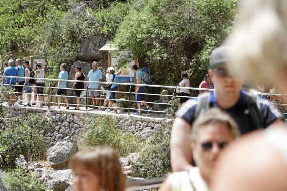 Im Torrent de Pareis, einer der größten Touristenattraktionen der Insel, stapeln sich die Besucher. Seit Wochen schafft keiner den Müll weg, auf der berühmten Serpentinenstraße staut sich der Verkehr, am Ufer haben Taschendiebe leichtes Spiel. Es ist ein Albtraum, sagen die Anwohner.