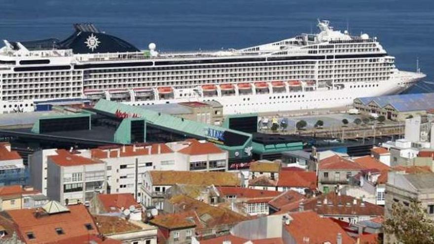 El &quot;MSC Orchestra&quot;, atracado ayer en la terminal de cruceros. // Ricardo Grobas