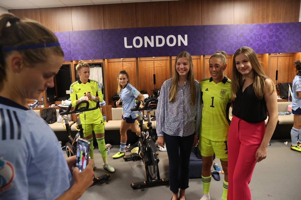 La infanta Leonor y la infanta Sofía posan con la jugadora de fútbol Lola Gallardo.