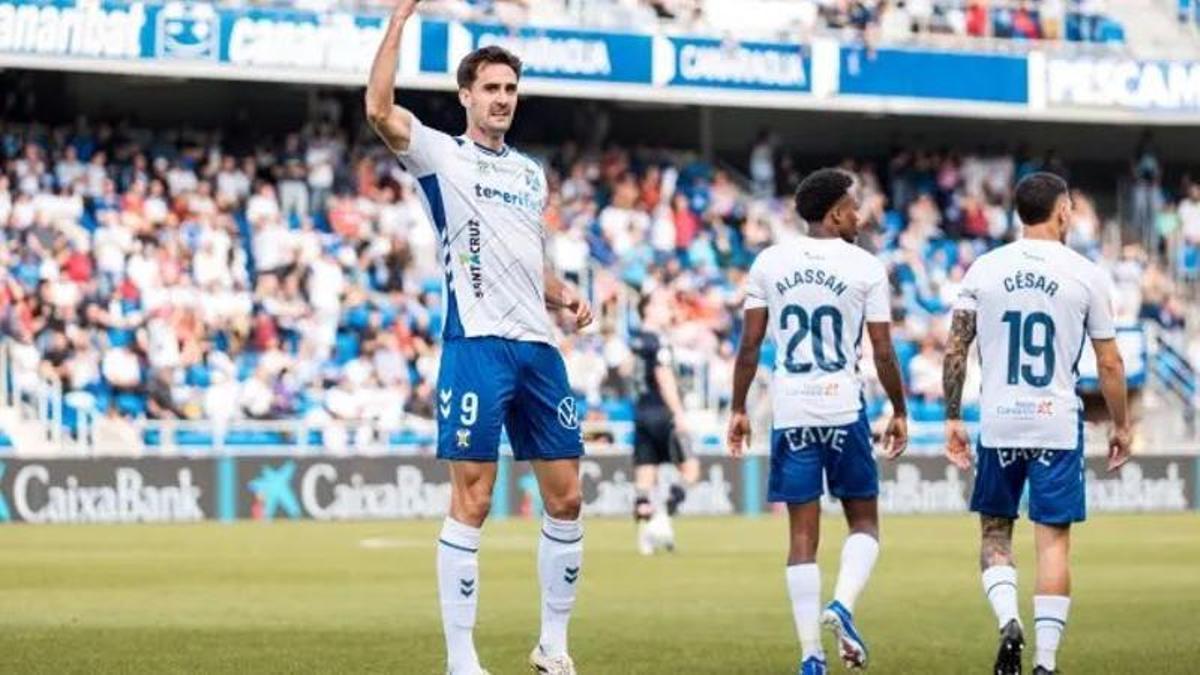 De Miguel celebra un gol con el Tenerife.