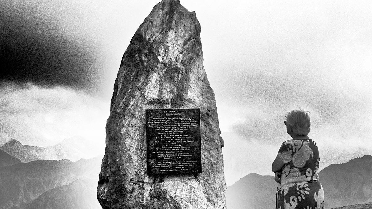 4.- En la cumbre. Una mujer, en la cima de la Bonette, a 2.802 metros de altura, la carretera más alta de los Alpes.