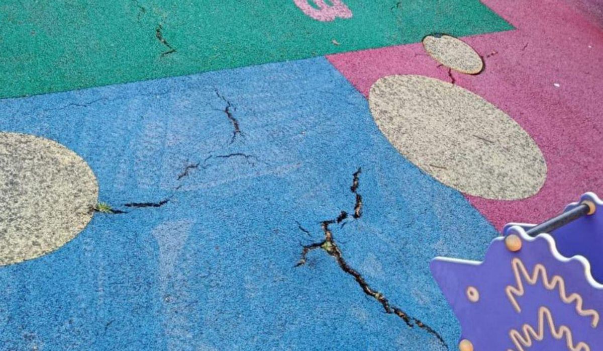 Grietas en el suelo de un parque infantil de O Rosal.