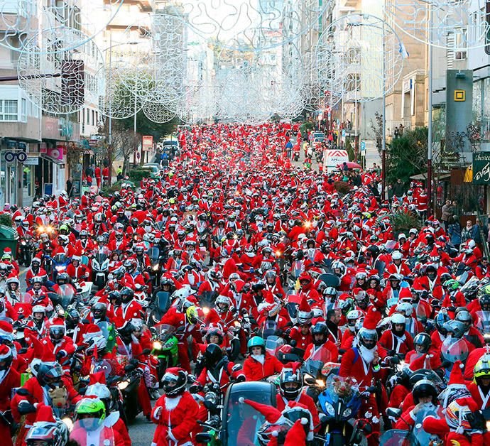 La clásica Papanoelada Motera vuelve a inundar las calles viguesas de espíritu navideño.