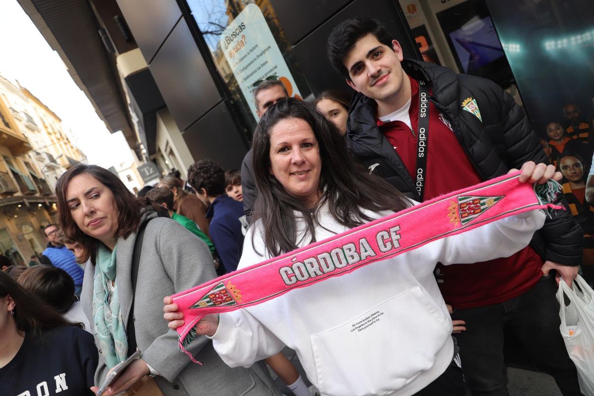 La firma de autógrafos de Iker Álvarez y Mikel Goti, en imágenes