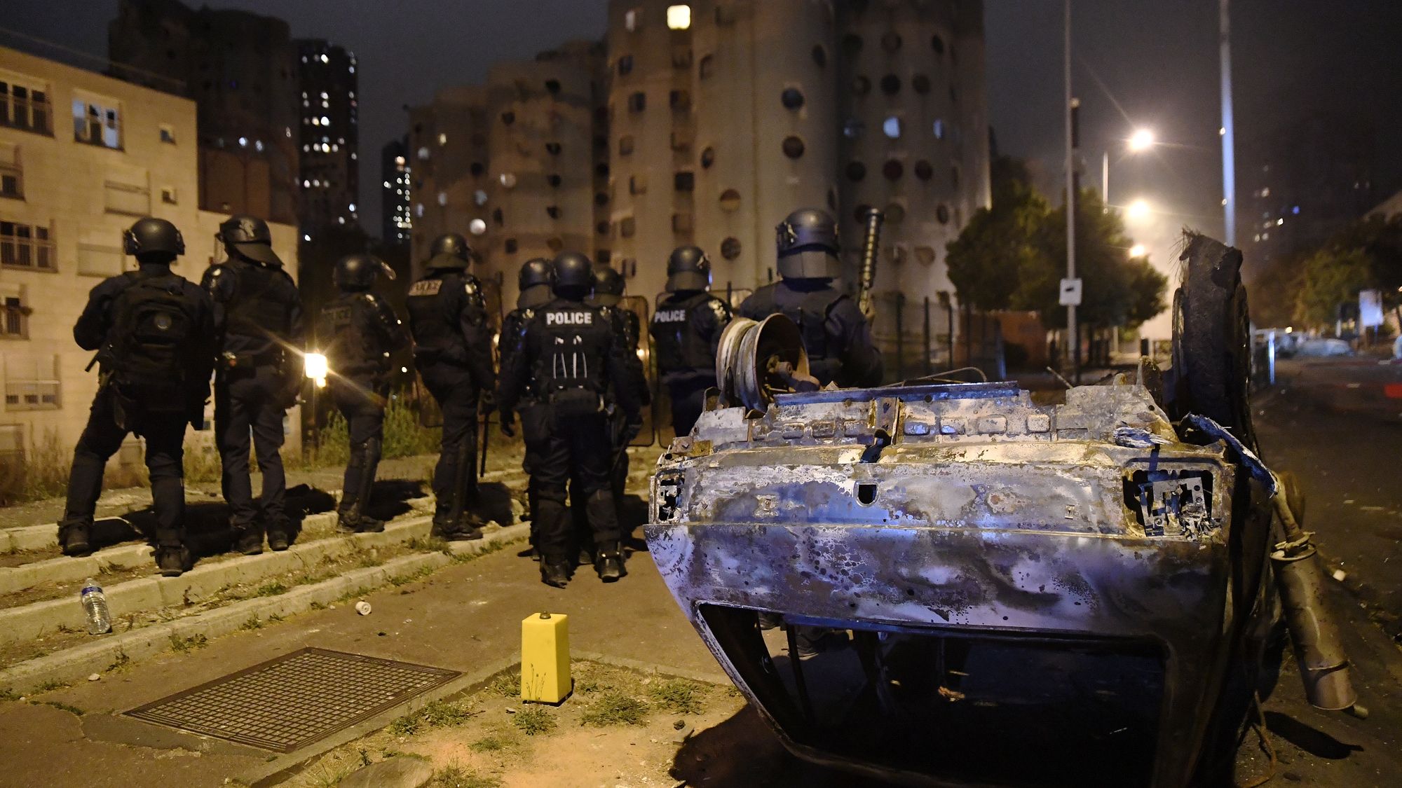 Tercera noche de enfrentamientos con los manifestantes en Nanterre, cerca de París