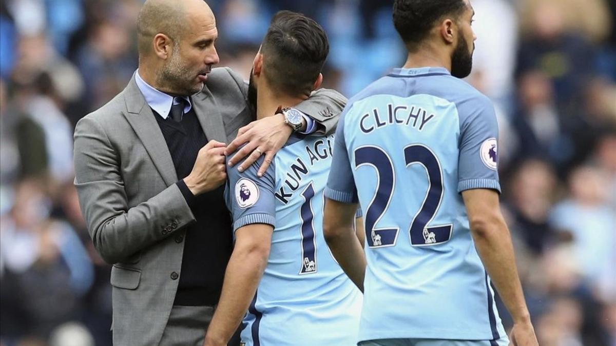 Guardiola abraza a Agüero al final del partido.