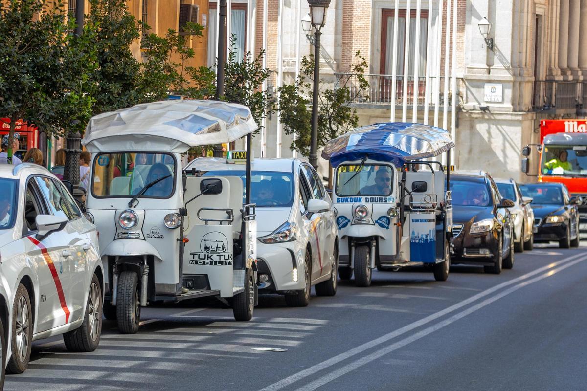 Hosteleros y taxistas del Madrid de los Austrias aguardan "el marco normativo" para los 'tuk tuk': "Si no lo regulan, ancha es Castilla"