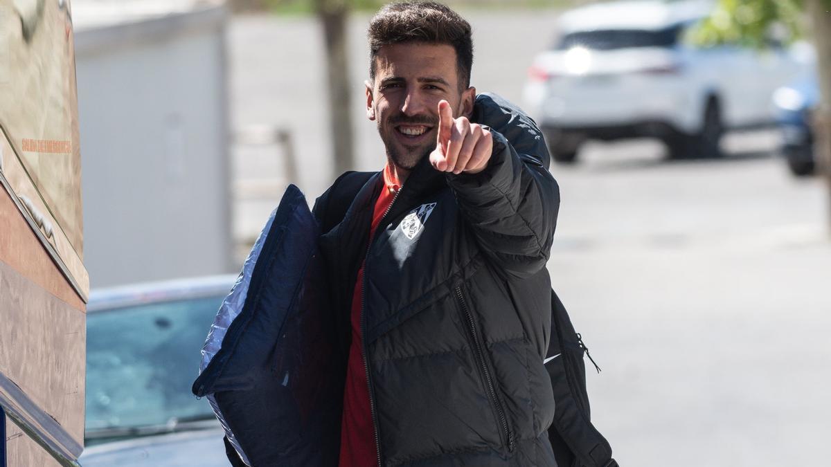 Juan Carlos Real, autor de los dos goles ante el Burgos, antes de subir al bus con destino a Andorra.