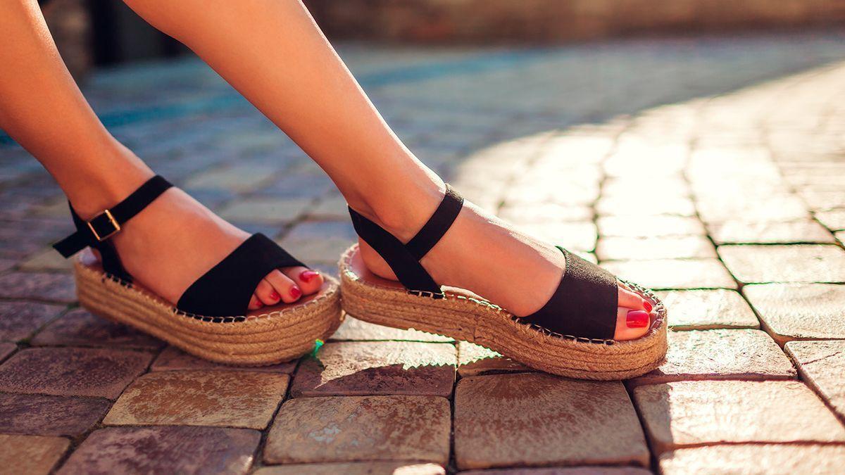 La clave para que tus sandalias o zapatos sin calcetín no huelan a sudor  este verano