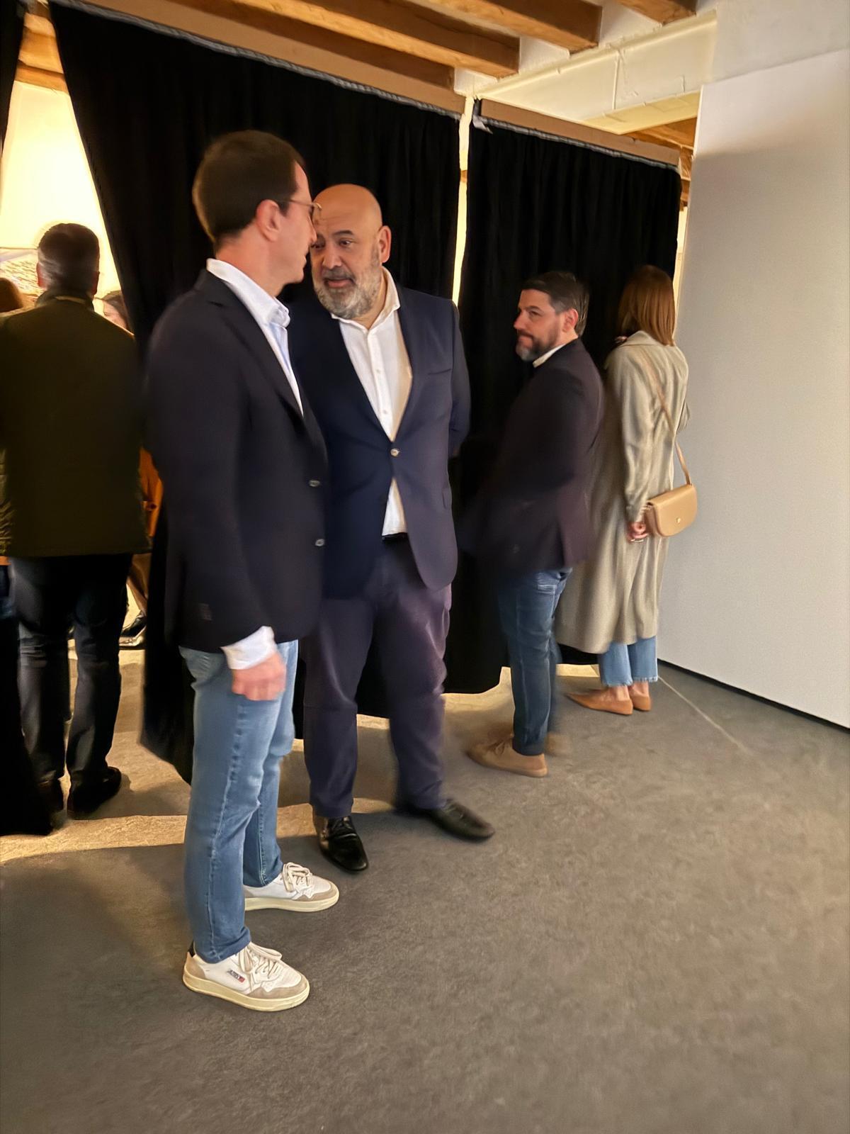 El alcalde y el presidente del Consell, Llorenç Galmés, observados por el regidor Bonet, antes de salir del habitáculo de la orgía