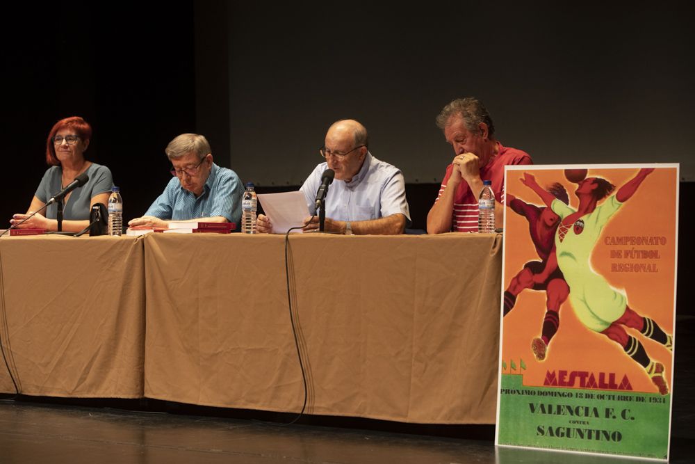 Társilo Caruana presenta su libro sobre la historia del Atlético Saguntino, el año del centenario del club.