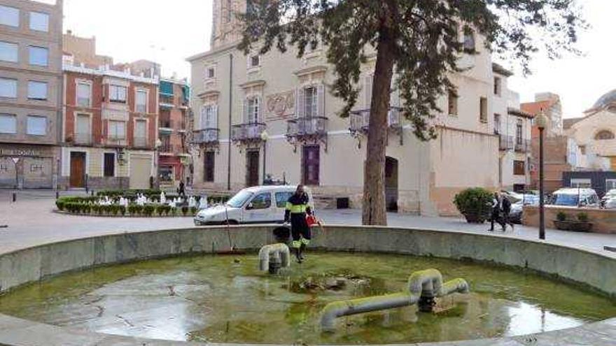 Las brigadas acondicionan plazas y jardines para la Pasión