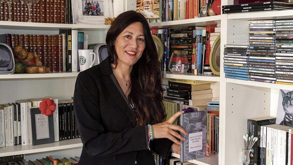 Miren Gutiérrezsostiene un ejemplar de su libro 'Activismo de datos y cambio social'.