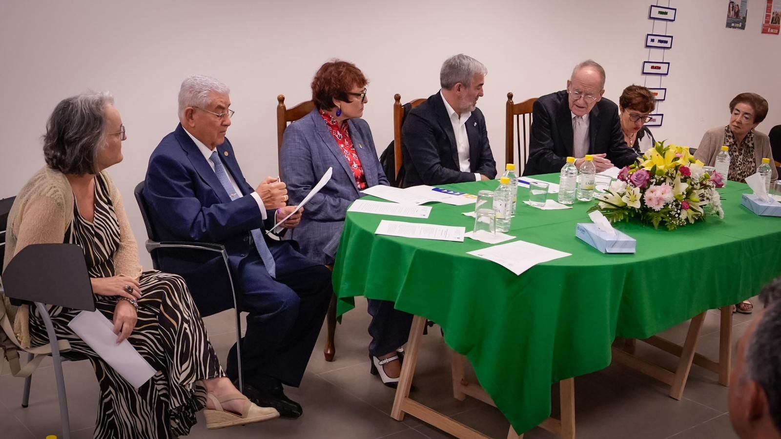 Visita de Clavijo al Centro de Orientación Familiar en Schamann