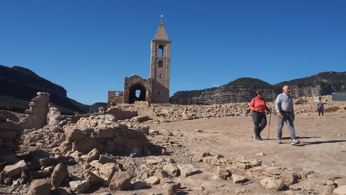 Turismo de sequía en el pantano de Sau