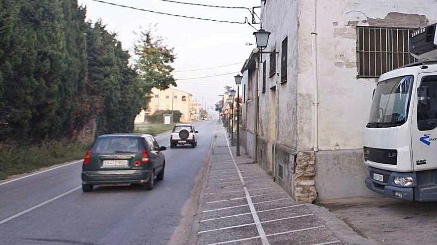 L&#039;avinguda de Cervià on hi ha l&#039;estanc en una foto d&#039;arxiu.