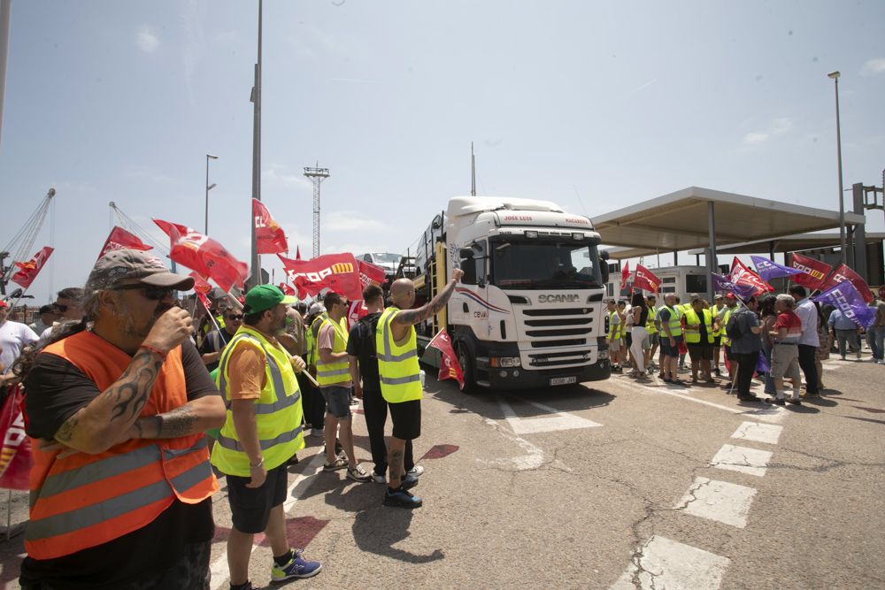 Segundo día de huelga de los trabajadores de Fertiberia en el Port de Sagunt