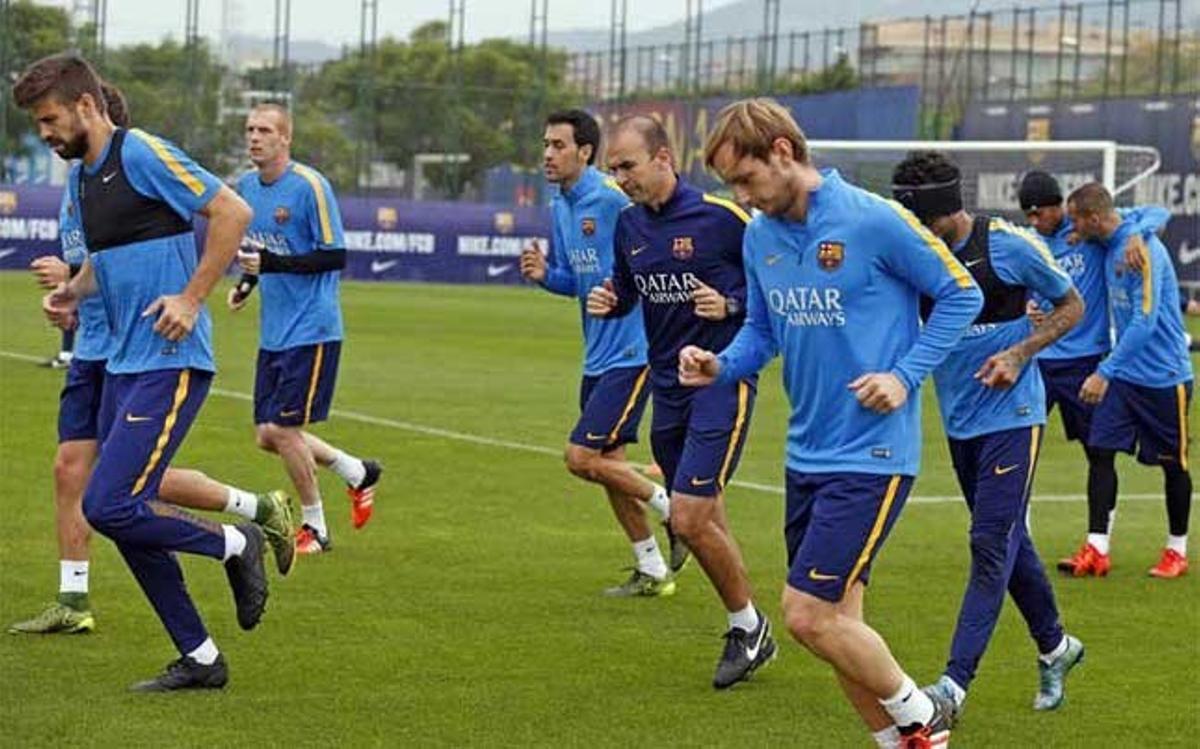 La plantilla del FC Barcelona durante una sesión de entrenamiento en la Ciudad Deportiva Joan Gamper