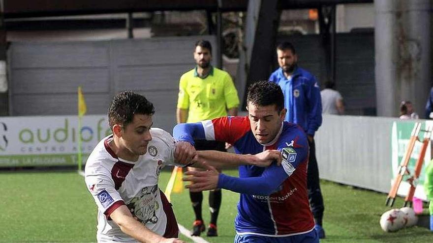 El fabril Iván Suárez pugna con Javi Sánchez.