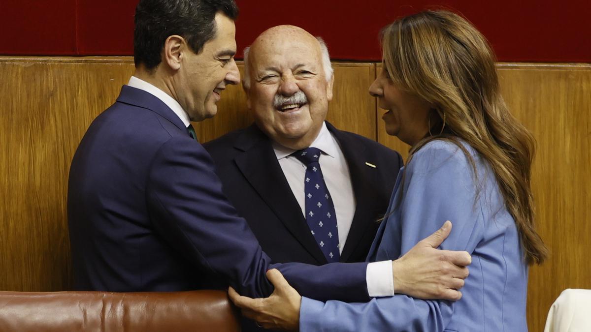 El presidente de la Junta de Andalucía, Juan Manuel Moreno y el presidente del Parlamento, Jesús Aguirre saludan a la diputada socialista.