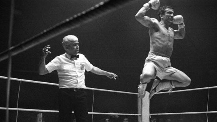 Perico Fernández, tras ganar un combate en 1983.