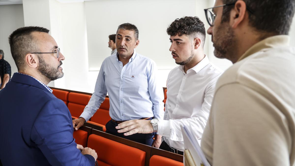 El alcalde de Vila-real, José Benlloch, con el presidente de la federación de peñas, entre otros