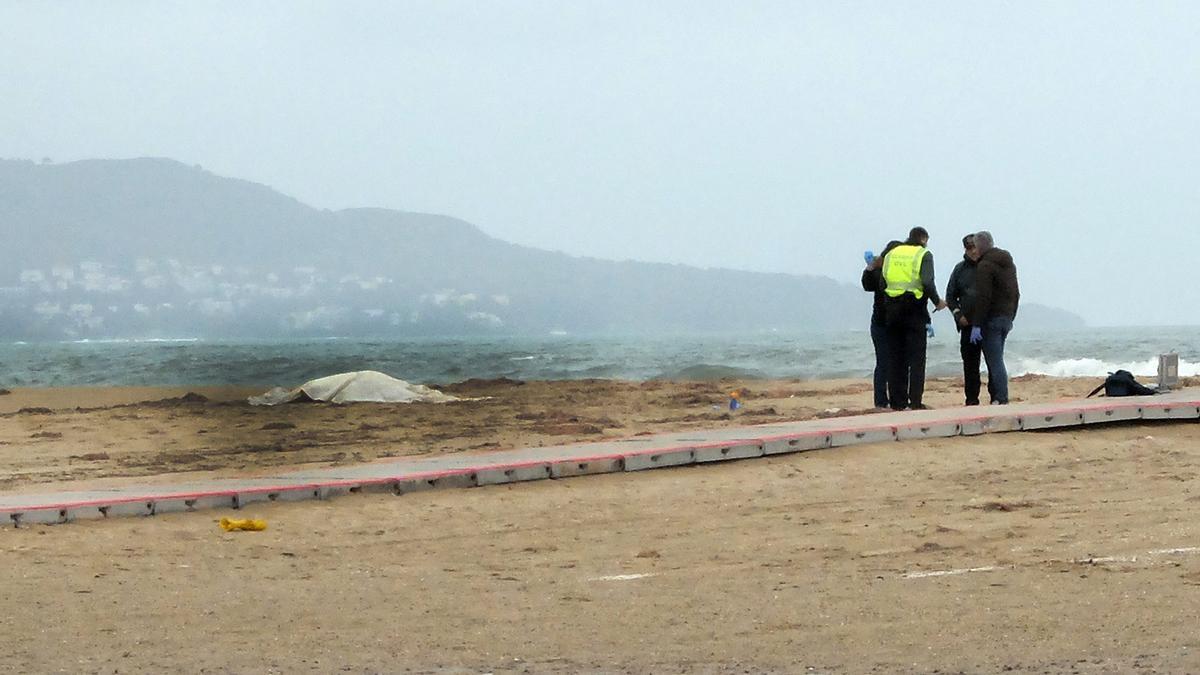 El cadàver, a la platja d&#039;Empuriabrava