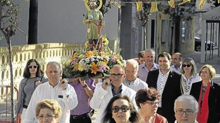 Los vecinos de Sant Ferran abren sus fiestas con misa y procesión