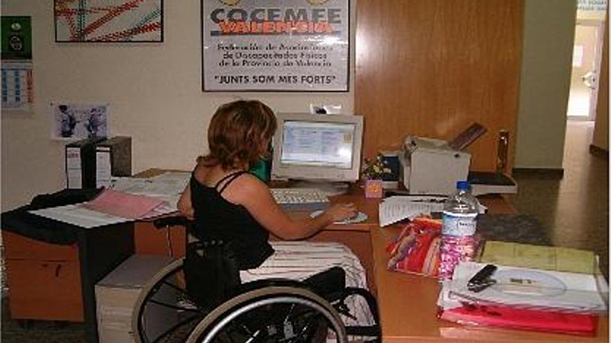 Una trabajadora discapacitada en la sede de Cocemfe de Valencia.