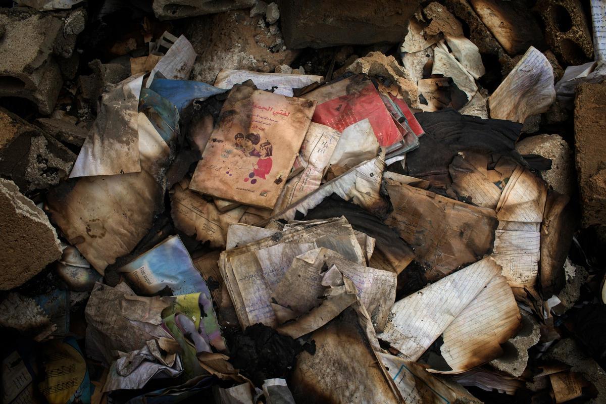 Cientos de libros de texto quemados por extremistas de ISIS en el interior de la escuela Hani Hakuf. Al menos una cuarta parte de las escuelas sirias han resultado dañadas o destruidas. Al-Shaddadi, Siria, 11 de abril de 2016.