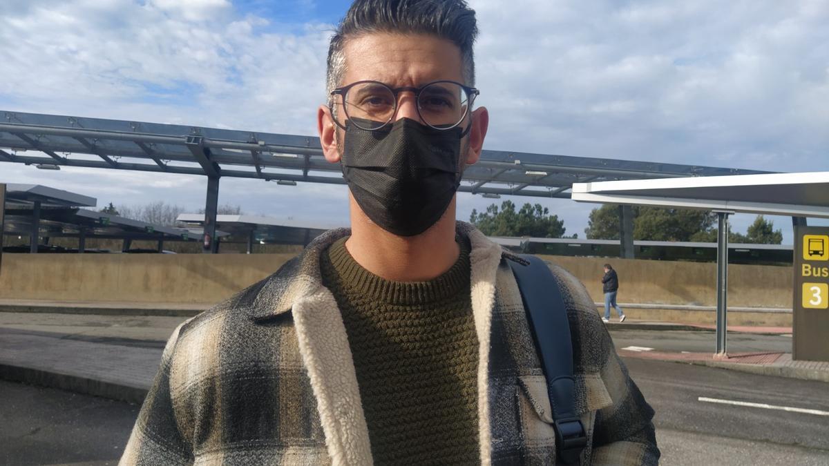 Rubén Fernández, ayer, en las inmediaciones del aeropuerto vigués antes de ser trasladado en autobús a Santiago para coger el vuelo cancelado.