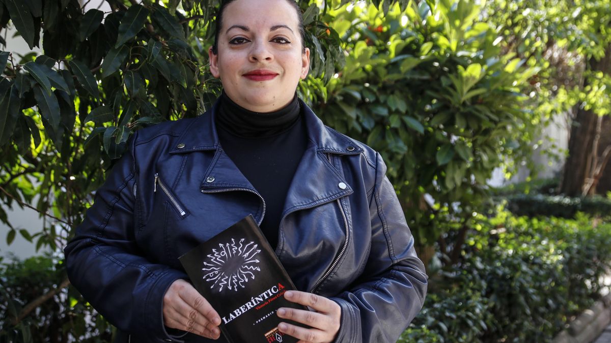 La poeta María Victoria Pérez Criado con su libro.