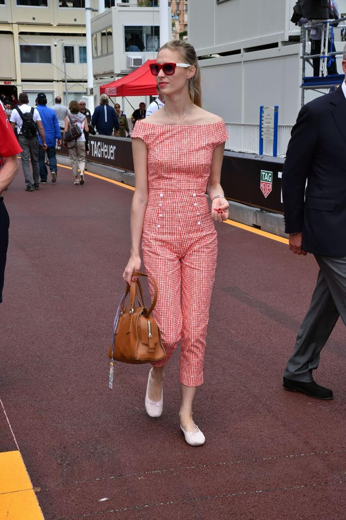 Beatrice Borromeo con mono estampado en look casual