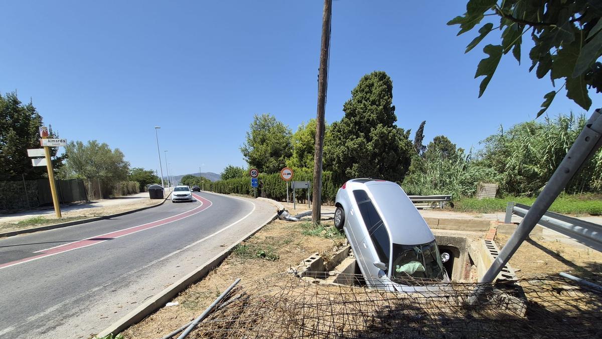 Imagen del coche dentro de la acequia.