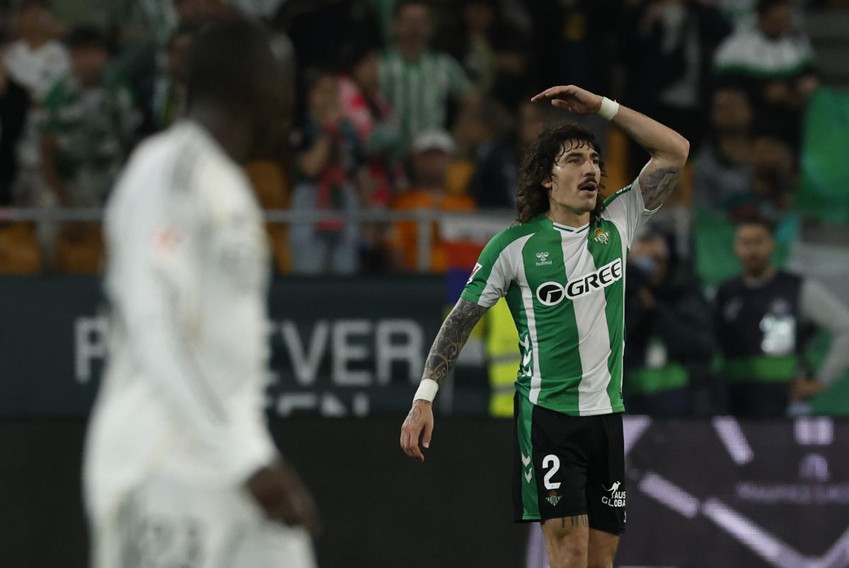 Héctor Bellerín celebra su gol durante el encuentro correspondiente a la jornada 33 de LaLiga que disputan Real Betis y Real Madrid este viernes en el estadio de La Cartuja