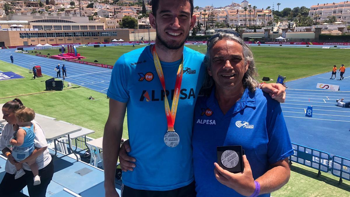 Quique Llopis exhibe la medalla de plata junto a su entrenador Toni Puig