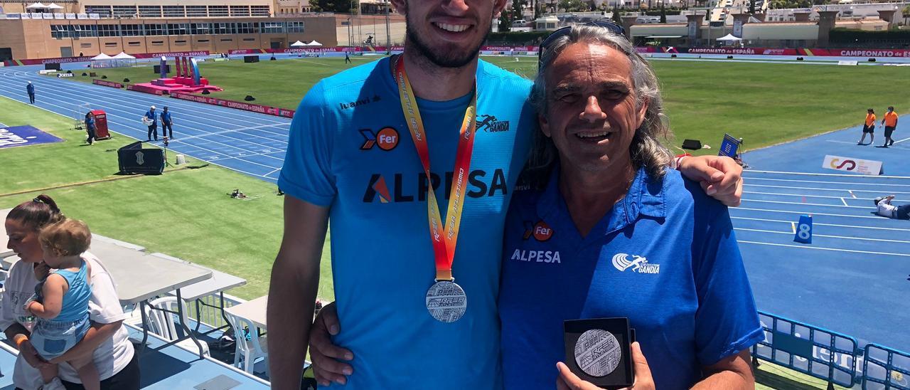 Quique Llopis exhibeix la medalla de plata al costat del seu entrenador Toni Puig