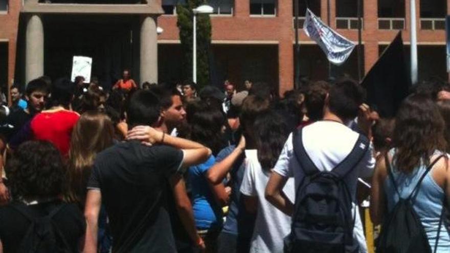 Los estudiantes, en la Conselleria de Educación, han izado su pancarta en los mástiles.