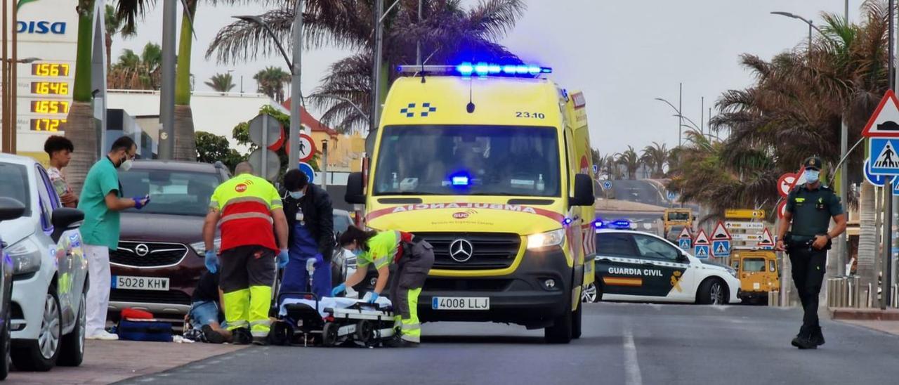 Los sanitarios atienden a un joven apuñalado en una calle de Corralejo el pasado fin de semana. | | LP/DLP