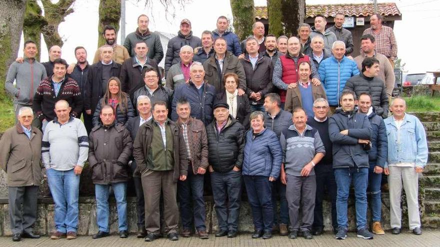 Parte de los asistentes al almuerzo de homenaje al conductor de la motobomba de Cerdedo, José Solla, ayer, en Soutelo de Montes.