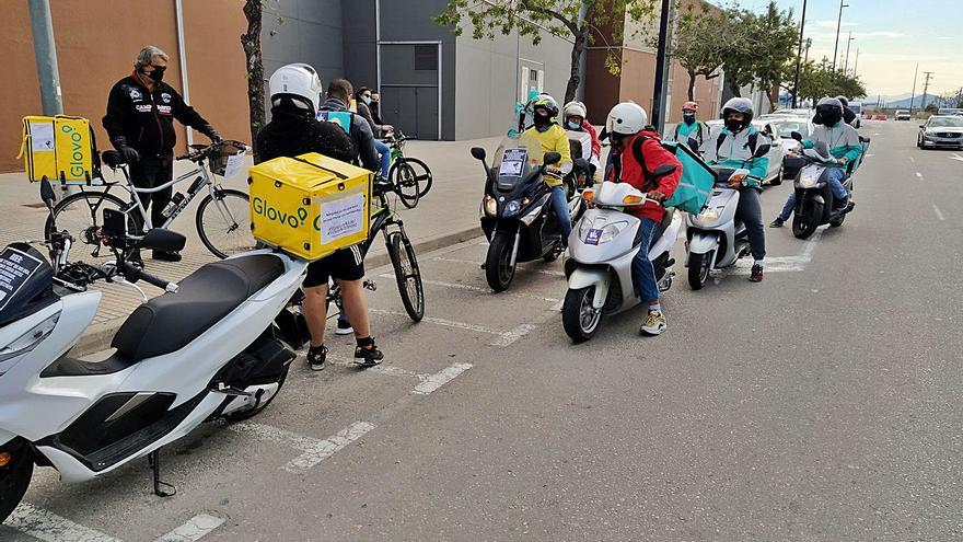 Los participantes en la vuelta de protesta de ayer, ante el centro comercial LaVital | T.Á.C.