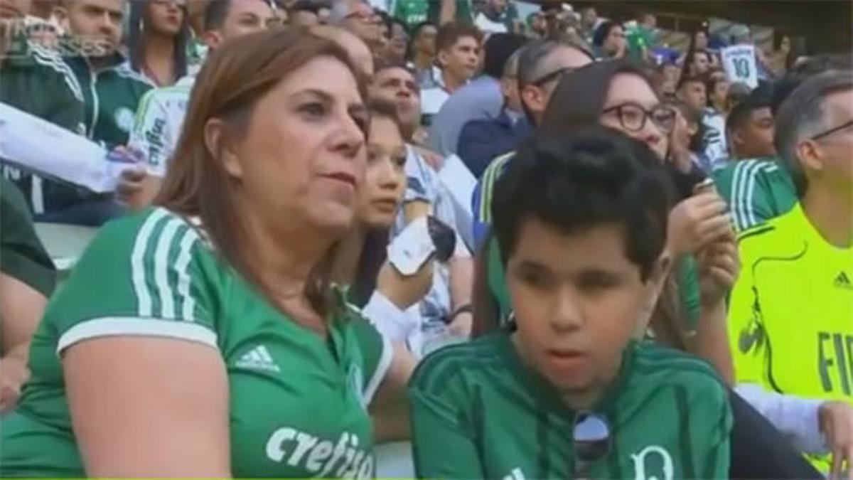 La conmovedora imagen de una madre narrando un partido a su hijo invidente