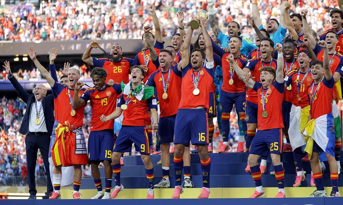 España celebra la Copa del Mundial 2026 tras vencer en la final a Argentina.