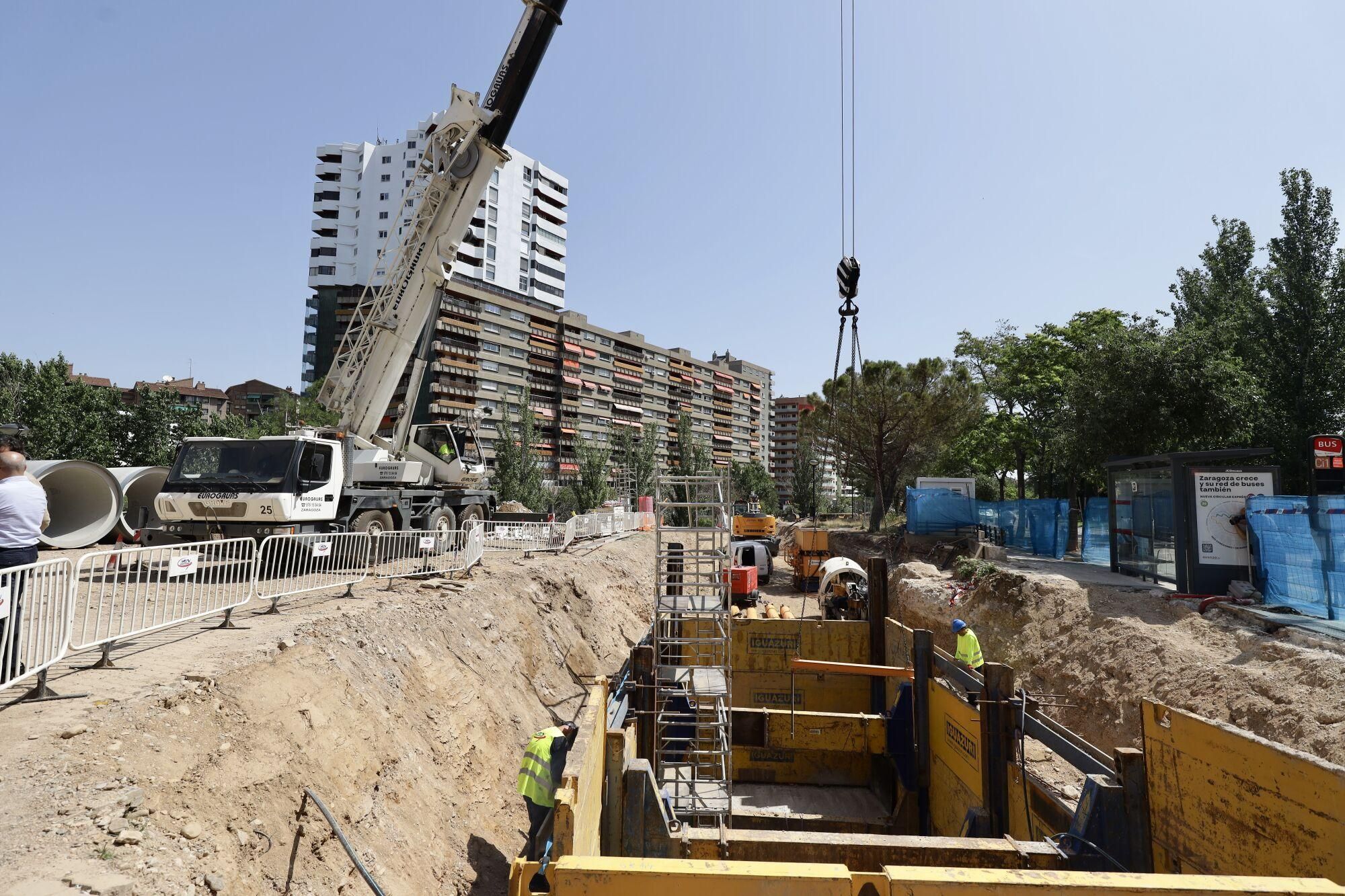 En imágenes | Las obras en el Huerva provocan cortes en el tráfico en Camino Las Torres
