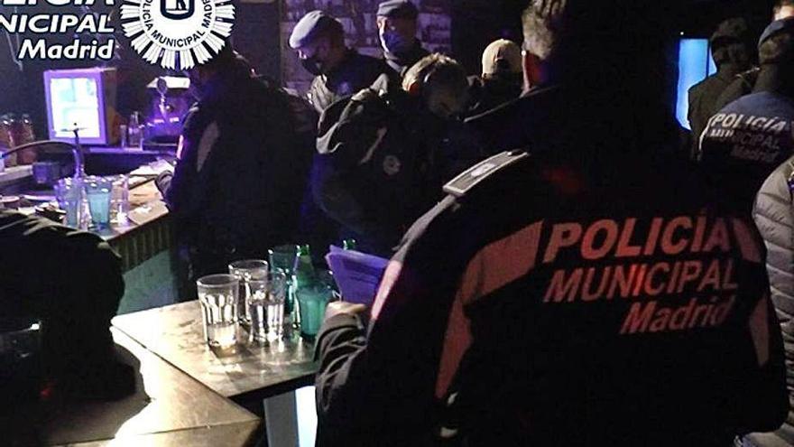 La Policía de Madrid clausura una fiesta ilegal.