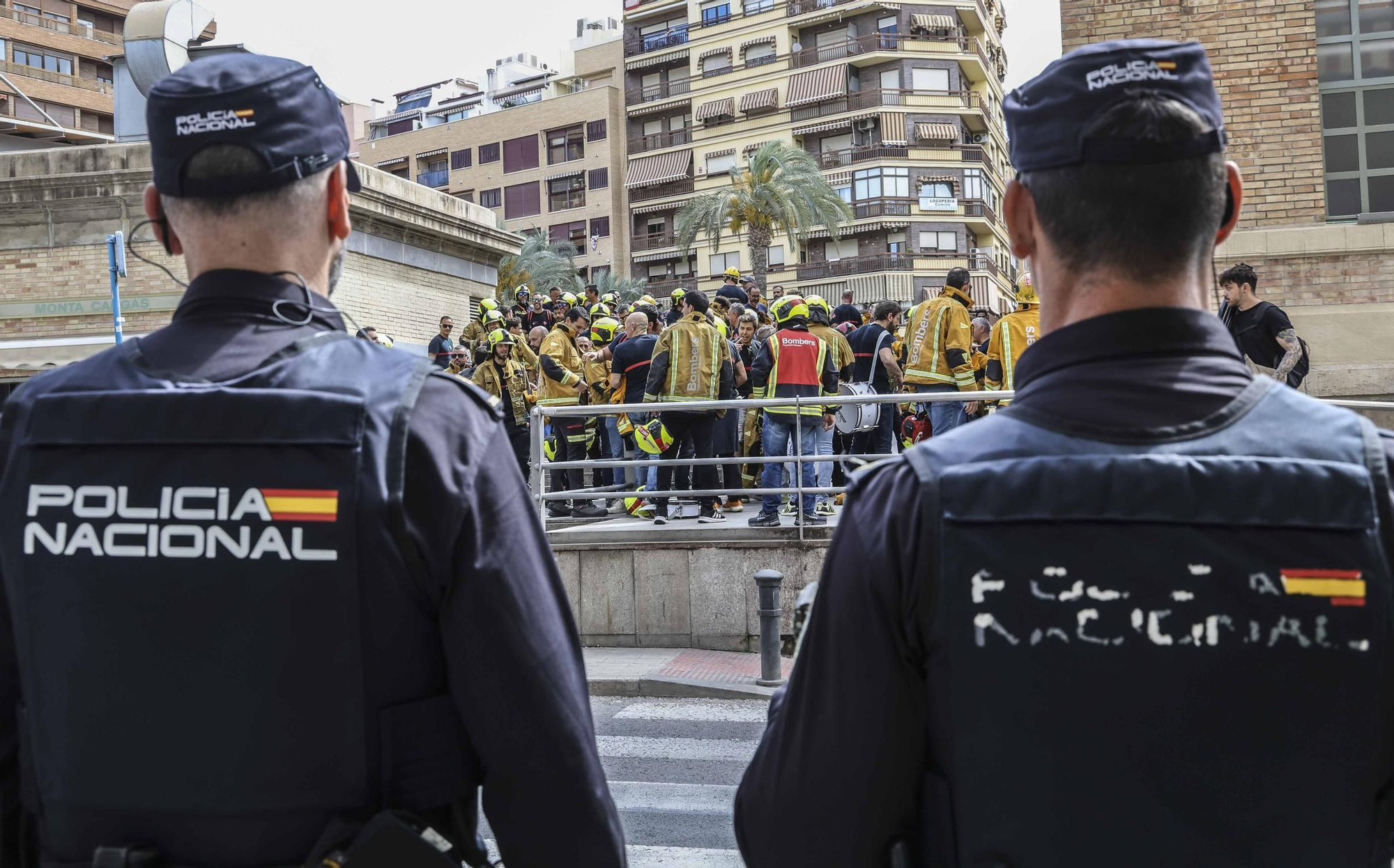 Protesta de los bomberos frente a la Diputación de Alicante