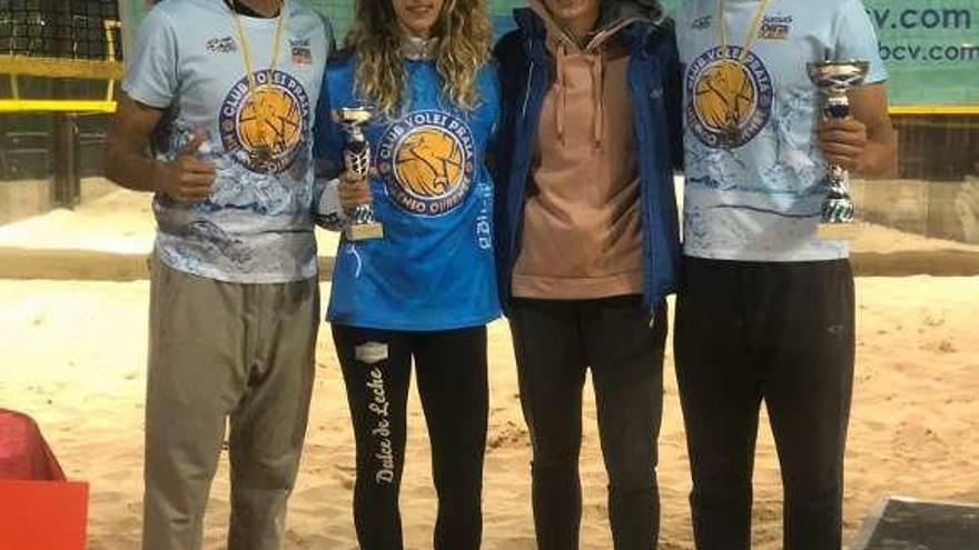 Las parejas del Sousas, con los trofeos ganados en Elche. // FDV